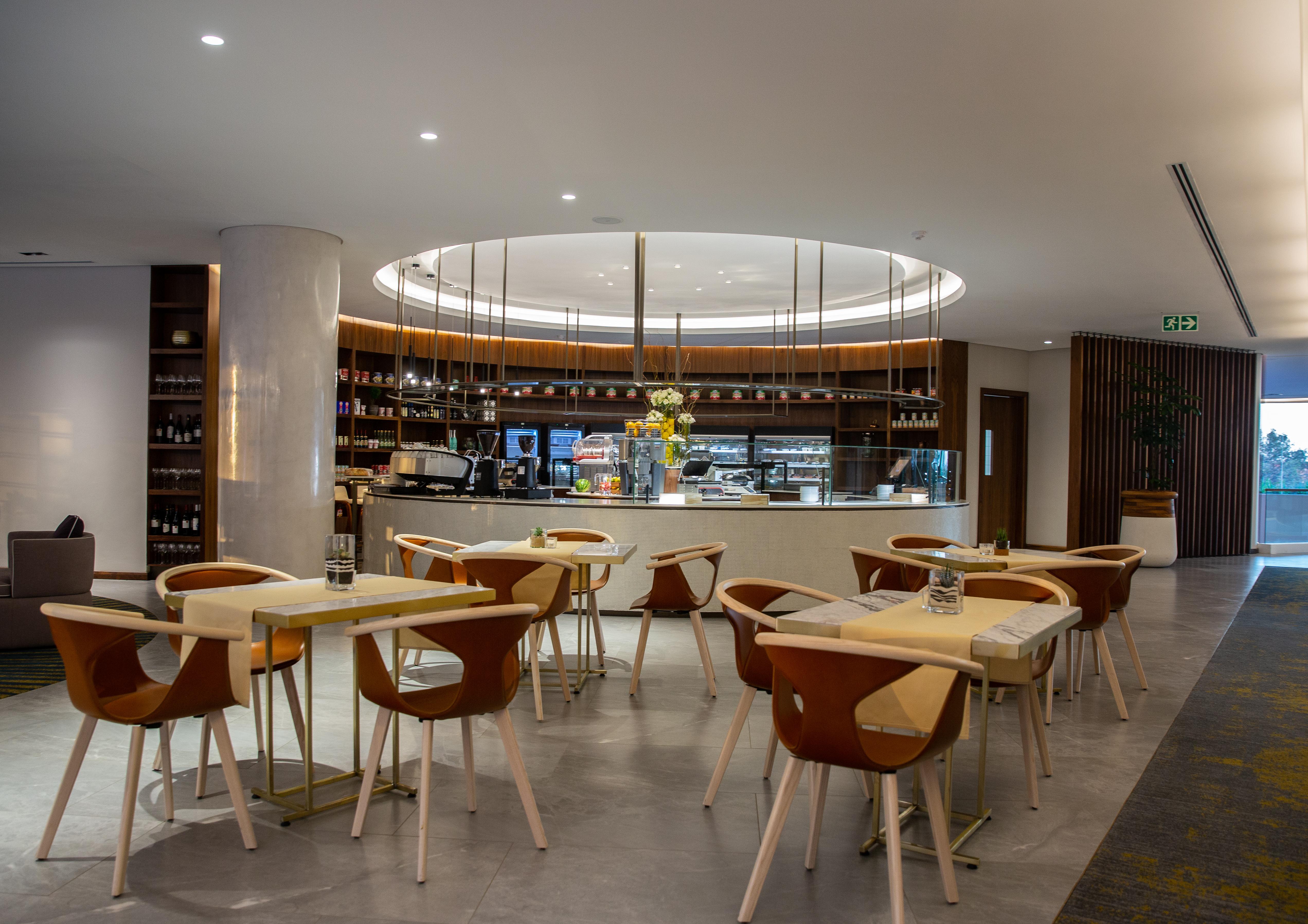 The Houghton Hotel, Spa, Wellness & Golf Joanesburgo Exterior foto The lounge at the airport