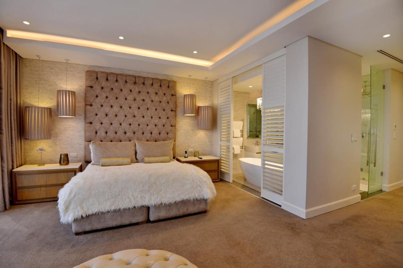 The Houghton Hotel, Spa, Wellness & Golf Joanesburgo Exterior foto A bedroom with a bathroom