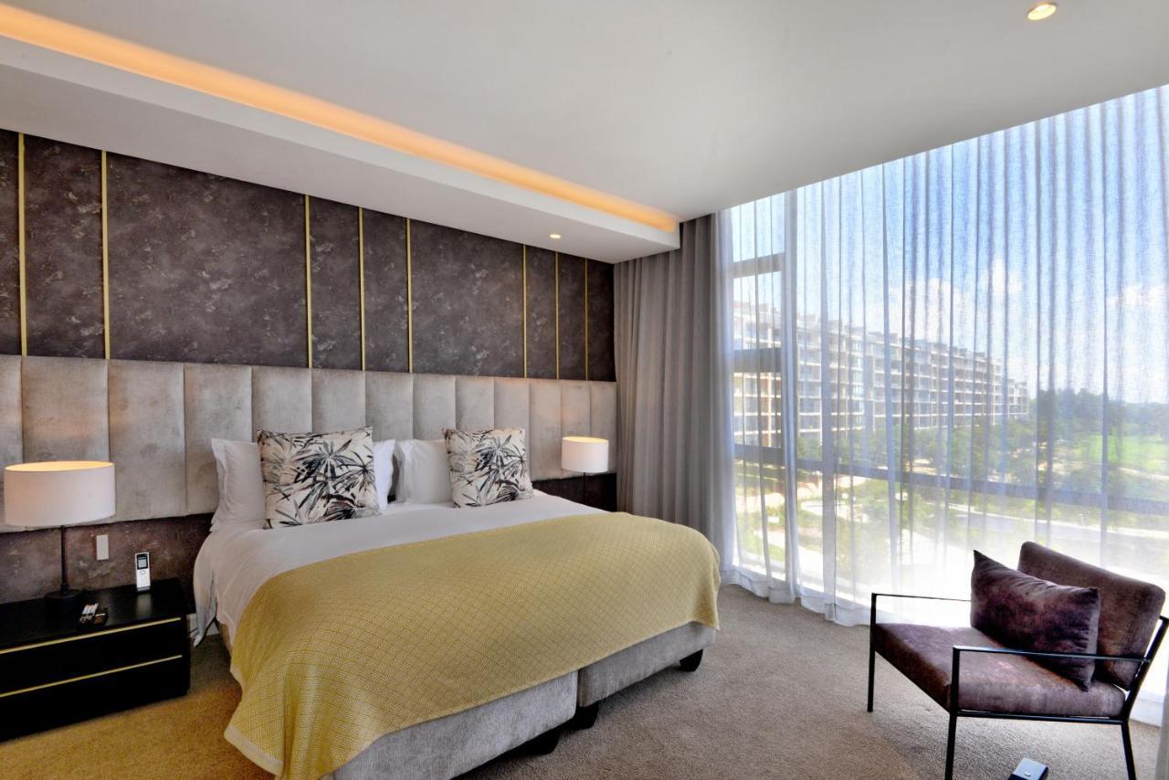 The Houghton Hotel, Spa, Wellness & Golf Joanesburgo Exterior foto A bedroom at the InterContinental Johannesburg
