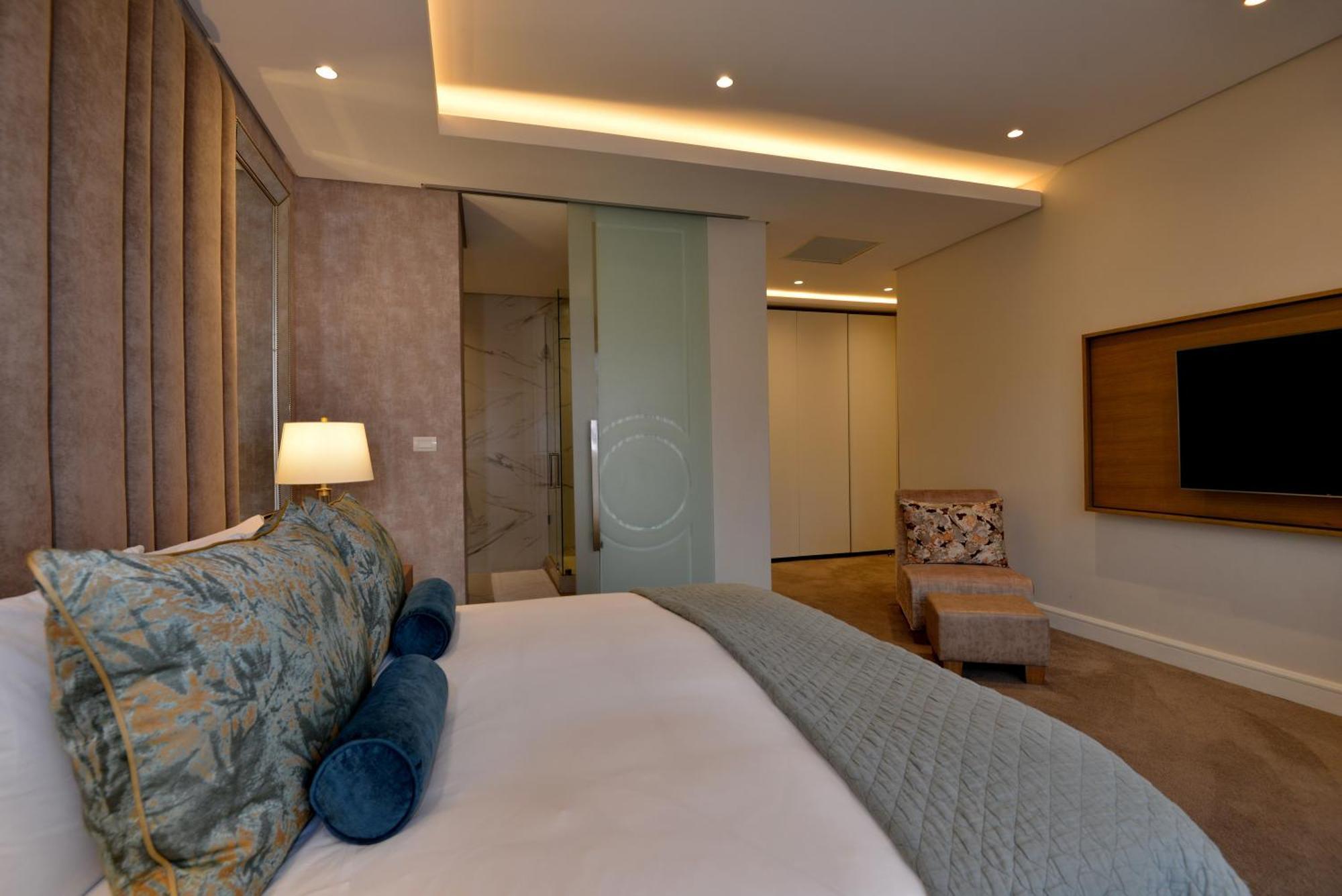 The Houghton Hotel, Spa, Wellness & Golf Joanesburgo Exterior foto A bedroom at the hotel