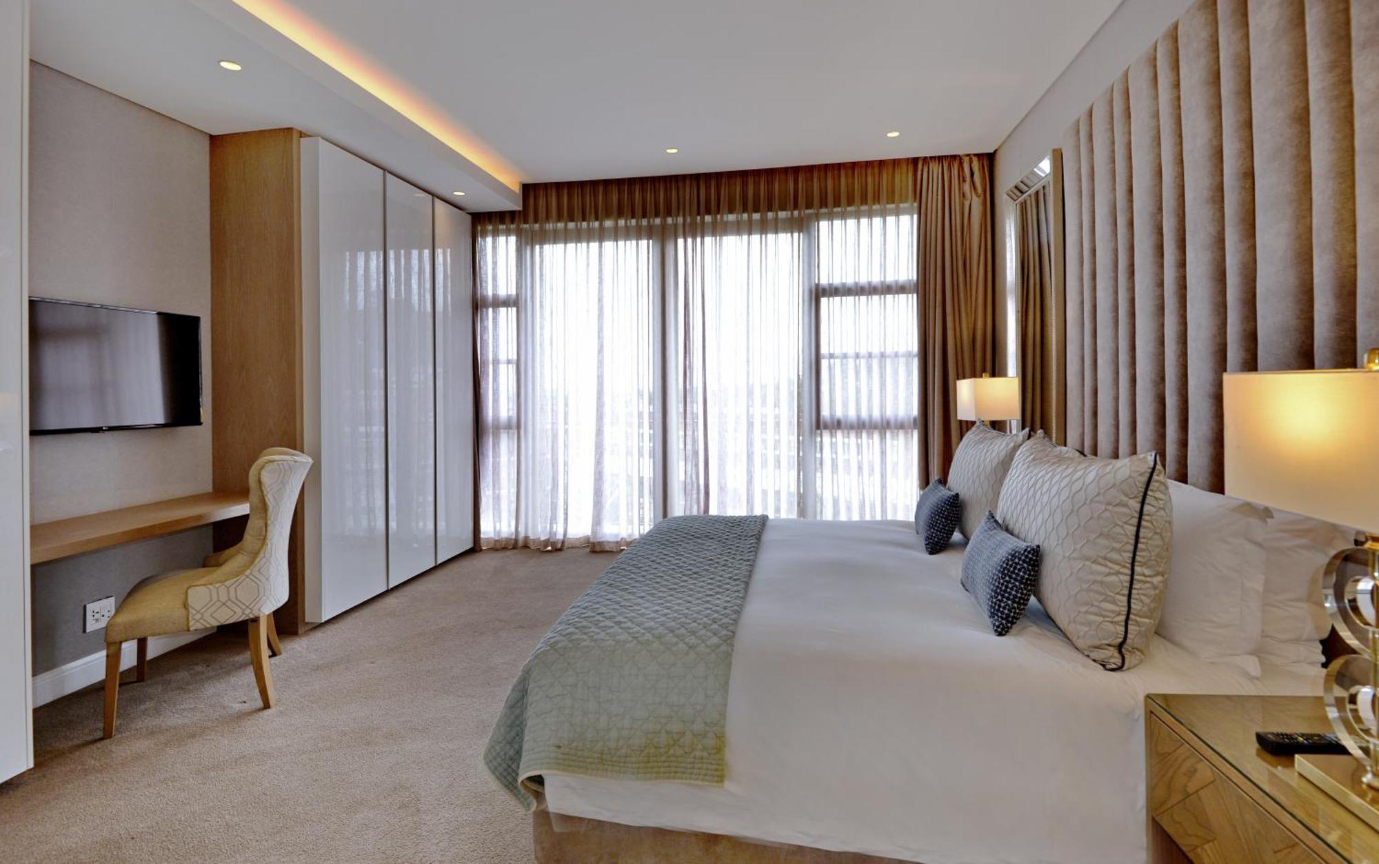 The Houghton Hotel, Spa, Wellness & Golf Joanesburgo Exterior foto A bedroom at the hotel