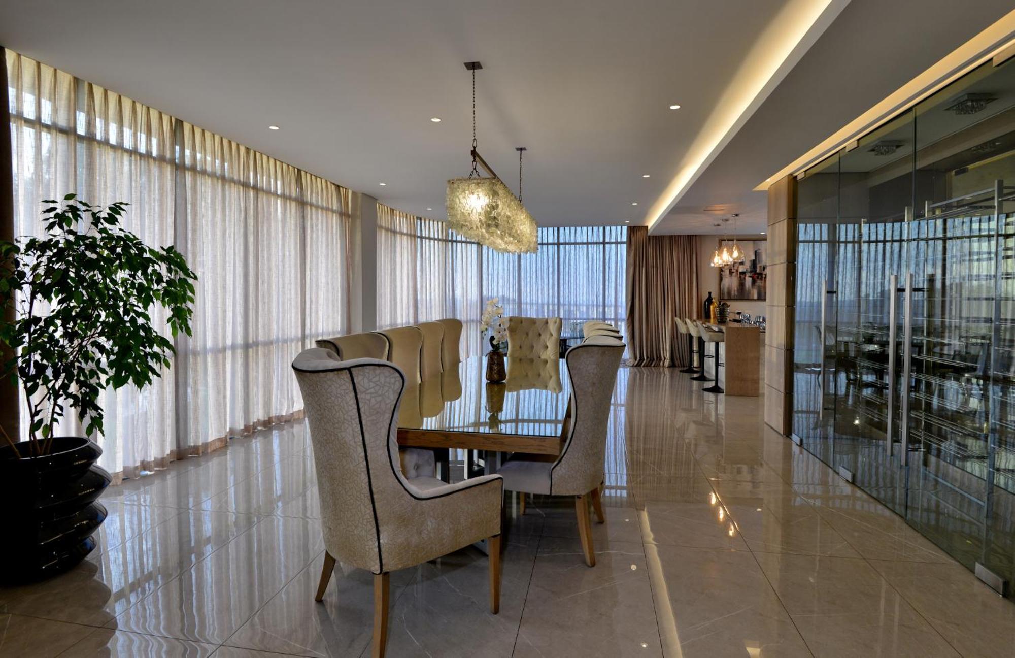The Houghton Hotel, Spa, Wellness & Golf Joanesburgo Quarto foto A dining room in a luxury apartment